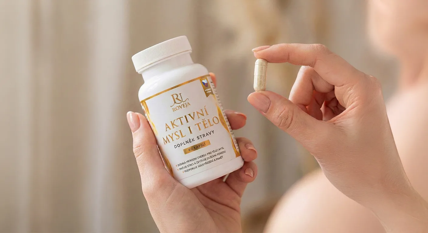 Žena drží kapsli doplňku Aktivní mysl i tělo od Roveja, která symbolizuje mentální energii, soustředění a podporu nervové soustavy